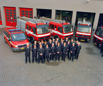 840252 Groepsportret van een groep personeelsleden van de Brandweer Nieuwegein, bij de brandweerkazerne ...